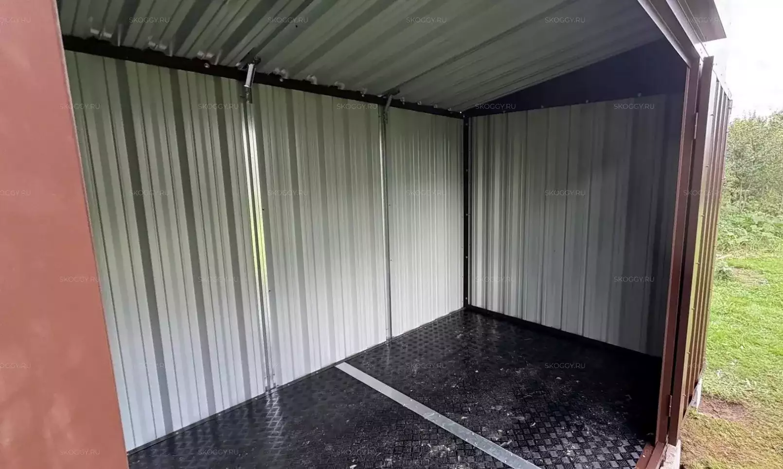 Просторный хозблок SKOGGY в шоколадном цвете